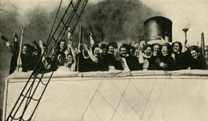 Infirmières de la Croix-Rouge britannique en route vers le front, Première Guerre mondiale, 1914
