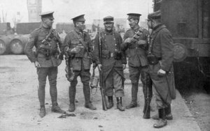 Troupes britanniques et françaises fraternisant, France, août 1914