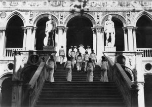 Marins britanniques visitant le Palais des Doges, Venise, Italie, 1938
