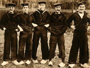 Marins britanniques portant des sabots néerlandais, Première Guerre mondiale, 1914-1918, 1933