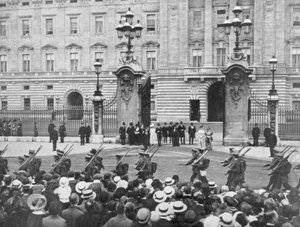Soldats britanniques défilant devant le palais de Buckingham, Londres, août 1914 - Unbekannt