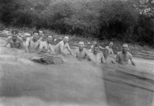 Soldats britanniques se lavant dans un ruisseau de montagne, Kalsi, Inde, 1917