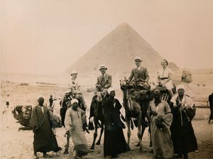 Touristes britanniques assis sur des chameaux devant la Grande Pyramide, Gizeh, Égypte, 1936 - Unbekannt