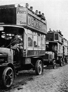 Troupes britanniques déplacées vers une nouvelle partie de la ligne par des autobus, 1915