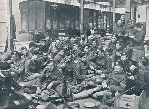 Troupes britanniques prenant un repas dans une gare française - Unbekannt