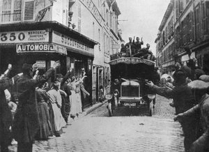Les troupes britanniques reçoivent un accueil à leur arrivée en camion dans une ville française, 1915