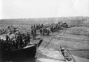 Troupes britanniques déchargeant des dattes sur le rivage du fleuve Tigre, 1918