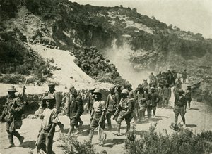 Troupes britanniques avec des prisonniers turcs, Première Guerre mondiale, 1915, vers 1920
