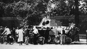 Spectateurs examinant un char abandonné sur la rue de Médicis, libération de Paris, août 1944