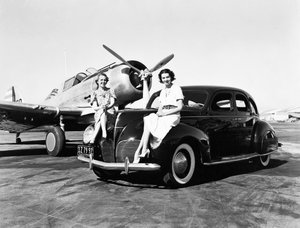 Californie : 1939 Deux femmes assises sur les ailes d