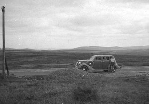 Voiture sur Bodmin Moor, Cornouailles, vers années 1930-1940