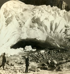 Bouche caverneuse du gigantesque glacier de Brigsdal où la glace fondante forme des torrents de montagne, Norvège, vers 1905 - Unbekannt