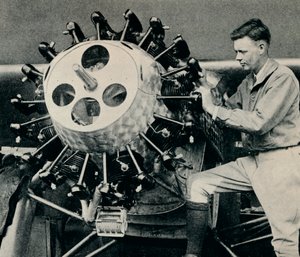 Charles Lindbergh vérifiant le moteur de son avion avant son vol transatlantique, 1927 vers 1937 - Unbekannt