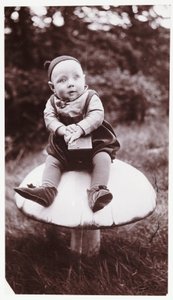 Enfant avec un appareil photo Brownie, vers 1900