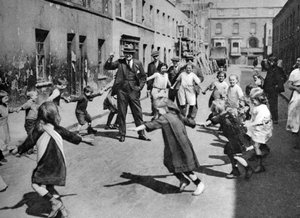 Enfants dansant dans la rue, Londres, 1926-1927