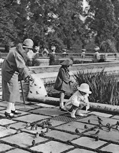 Enfants nourrissant les moineaux à Hyde Park, Londres, 1926-1927 - Unbekannt