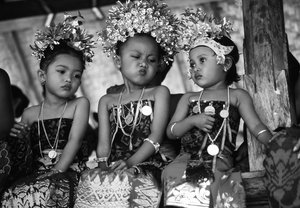 Enfants en costumes traditionnels (photo N&B)