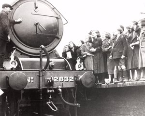 Enfants regardant une locomotive à vapeur, 3 mars 1936
