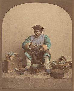 [Homme chinois assis avec des outils], années 1870
