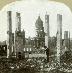 Hôtel de ville - Photographe au premier plan - Hautes cheminées en briques à gauche - Unbekannt