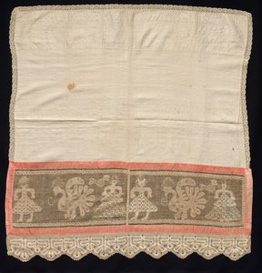 Tissu avec bordure de figures féminines et de paons, XVIIIe-XIXe siècle