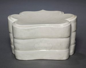 Oreiller à col nuage avec vagues, années 1000-1100