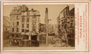 Commune de Paris (1871) : ouverture des grands magasins du Carpet Rouge, une carte publicitaire montrant le bâtiment un an avant, en ruines pendant la Commune. Impression sur carton Dim. 6,3x10 cm