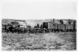 Train de construction sur le chemin de fer Union Pacific, USA, 1868