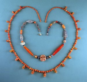 Collier de cornaline de Tell Farah (Sud), Israël, vers 1300 av. J.-C.; Collier de lapis-lazuli, cornaline et cornaline gravée de Kish, Irak, vers 2500 av. J.-C. (pierres précieuses)