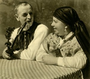 Couple en costume traditionnel, Haute-Autriche, vers 1935 - Unbekannt