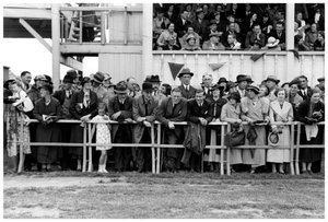 Foule aux courses, vers 1920-1939