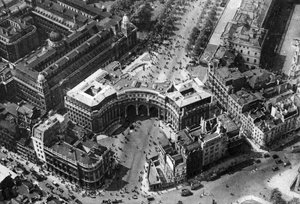 Foules se rassemblant dans The Mall pour la parade des couleurs, Londres, 1926-1927