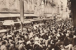 Foules sur Oxford Street pendant le jour férié qui a suivi le couronnement du roi George VI, 1937 - Unbekannt