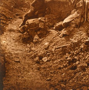 Cadavre dans les tranchées, Perthes, nord de la France, vers 1914-1918
