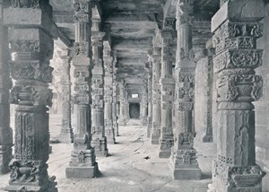Delhi. Couloir de piliers hindous dans la mosquée Kutub, c1910