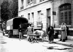 Livraison de meubles confisqués aux Juifs aux victimes des bombardements de la RAF, Paris, avril 1942