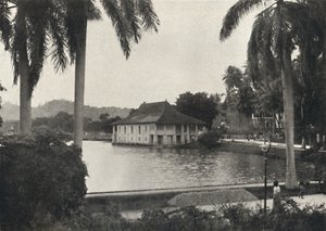 Le lac de Kandy avec le bâtiment de la bibliothèque du Temple de la Dent Sacrée, 1926