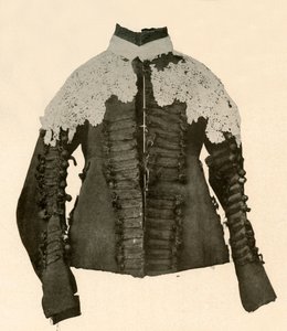 Pourpoint en drap noir orné de galons de soie et de boutons au crochet, XVIIe siècle, 1937