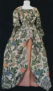 Robe en soie de Spitalfields, avec jupon matelassé en satin rose. Seconde moitié du XVIIIe siècle - Unbekannt