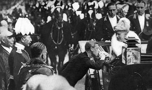 Édouard VIII saluant la reine Mary à Windsor, 1936