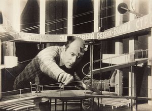 El Lissitzky travaillant sur une scénographie, Théâtre Meyerhold, 1929