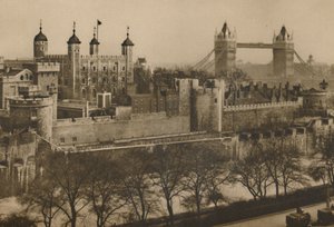 Remparts fortifiés de la Tour de Londres vus en étages depuis les grands entrepôts de Tower Hill