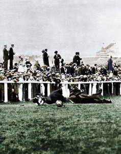 Emily Davison se jetant devant le cheval du roi pendant le Derby, Epsom, Surrey, 1913