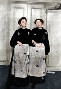 Emmeline et Christabel Pankhurst, suffragettes anglaises, en tenue de prison, 1908