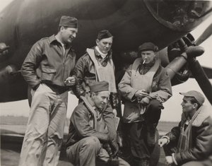 Ernie Pyle avec un équipage de bombardier