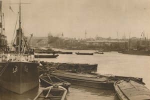 Navires fidèles qui servent les besoins de Londres : Le bassin de la Custom House à Billingsgate, vers 1935