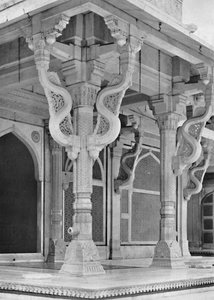Fatehpur Sikri. Piliers devant le tombeau de Sheik Salem Christi, c1910