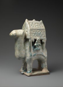 Figurine en forme de chameau portant un palanquin et deux cavaliers