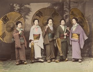Cinq femmes japonaises en tenue traditionnelle avec des parasols