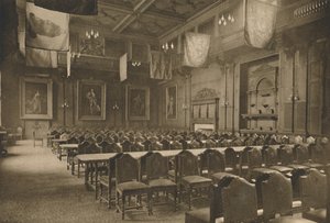 Grande salle décorée de drapeaux où la puissante compagnie des épiciers tient ses banquets, vers 1935 - Unbekannt